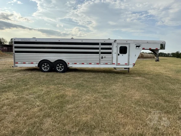 2008 INTEGRITY 24 ft x 108 in – Legacy Livestock Trailer