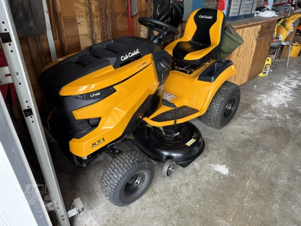 2024 CUB CADET XT1 LT42 Lawn Tractor