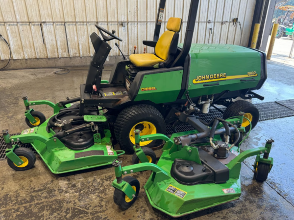 John Deere 1600 Wide Area Mower