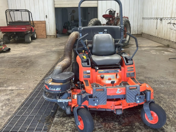 Kubota ZD221 Zero Turn Mower w/ Bagger